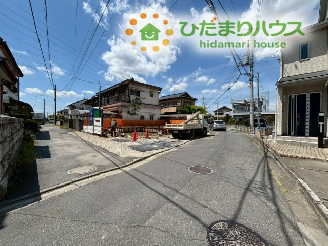熊谷市円光2丁目　新築一戸建て　ブルーミングガーデン　01の前面道路含む現地写真