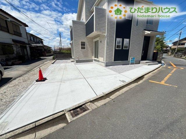 熊谷市円光2丁目　新築一戸建て　ブルーミングガーデン　01の駐車場|3台分の駐車スペースが確保されたゆとりある敷地。来客時や複数台所有のご家庭でも安心して使え、荷物の積み下ろしやお子様の乗り降りもスムーズに行える便利なスペースです！
