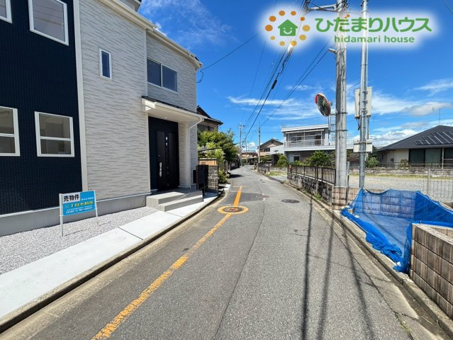 熊谷市円光2丁目　新築一戸建て　ブルーミングガーデン　01の前面道路含む現地写真|南東角地ならではの明るさと開放感が心地よい立地♪日中はたっぷり光が入り、洗濯物も乾きやすい快適な環境が整っています。車の出し入れもしやすく、毎日の暮らしがよりスムーズになります！