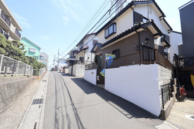 大宮区三橋１丁目462-9(リフォーム済み住宅)の外観|西側に向かって道路が下り坂になっています。