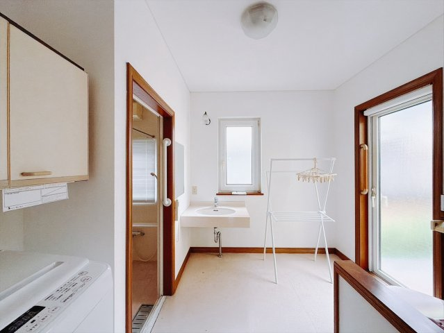 【中古戸建】高崎市下豊岡町の独立洗面台|■洗面室｜大きな鏡で朝の身支度もラクラク♪毎日の忙しい準備が楽しくなる洗面所です(^^♪