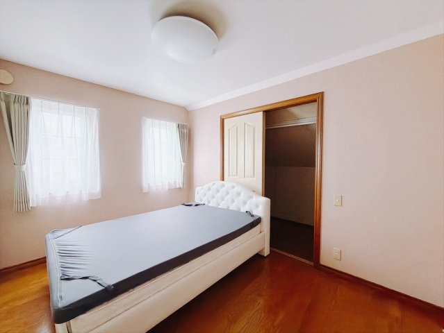 【中古戸建】高崎市下豊岡町の洋室|■洋室｜お子様の一人部屋にピッタリな洋室。木のぬくもりを感じるフローリングは、天然木の味わいが時とともに深みを増していきます。また、傷にも強く、フリーワックスでお手入れもラクラクです♪