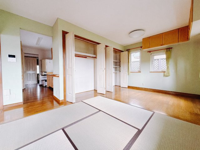 【中古戸建】高崎市下豊岡町の和室|■和室｜意外と場所をとるアイロンがけや、お洗濯物を畳むときにも広々と使うことができ、ちょっと一休みしたいとき、すぐに横になれるのも魅力です♪