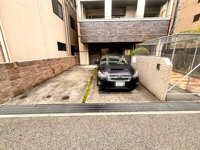ライジングコート深江本町フラワーパークの駐車場