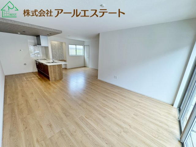 加古川市米田町平津　　山陽電鉄「宝殿駅」徒歩5分の居間・リビング