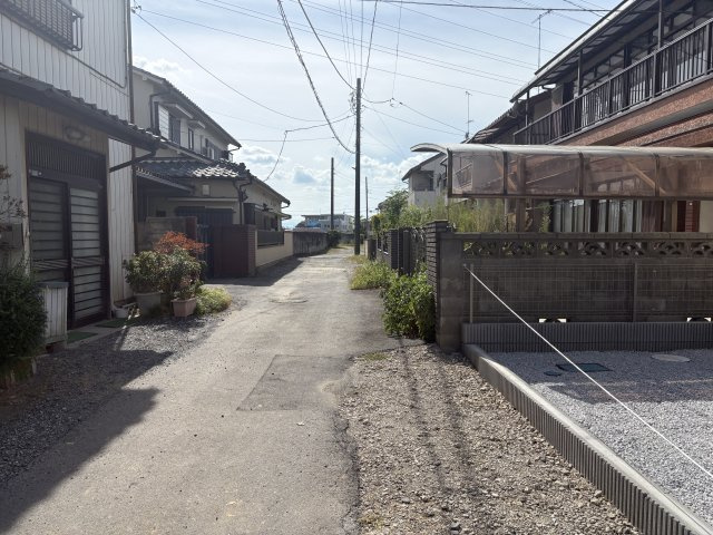 【前面道路含む現地写真】 | 熊谷市円光2丁目　ブルーミングガーデン　新築戸建　全1棟　1号棟