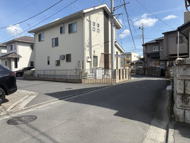 【前面道路含む現地写真】 | 熊谷市円光2丁目　ブルーミングガーデン　新築戸建　全1棟　1号棟
