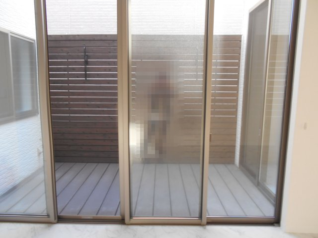 【居間・リビング】 | 高崎市飯塚町中古住宅 | リビングからウッドデッキを臨む