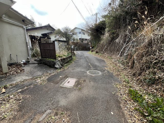 綺麗な水回りの大切に使われた美邸【静岡県伊東市宇佐美】の前面道路含む現地写真|前面道路は4m以上ございます