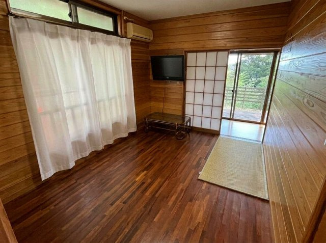 綺麗な水回りの大切に使われた美邸【静岡県伊東市宇佐美】の洋室|木の質感を生かした内装は、心からリラックスできる開放感を提供します