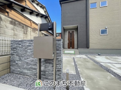 【玄関】 | Livele Garden.S　第1佐野犬伏下町　3号棟 | 玄関周りは家の顔！スタイリッシュな門袖が特徴です！
