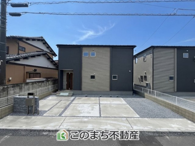 【駐車場】 | Livele Garden.S　第1佐野犬伏下町　3号棟 | 3台並列駐車が可能です。
洗車も出来る余裕のあるスペースには、もちろん自転車の駐輪も可能！
夏にはビニールプールを広げて、お子様と楽しむのも良いですね♪