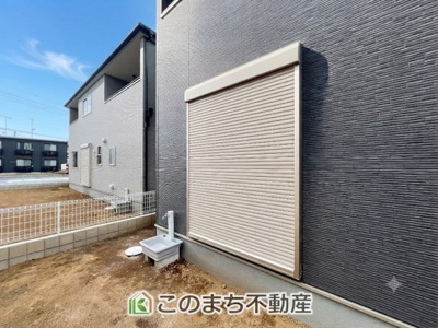 【防犯設備】 | Livele Garden.S　第1佐野犬伏下町　3号棟 | 防犯面・災害時も安心の掃出しシャッター付きです！！
