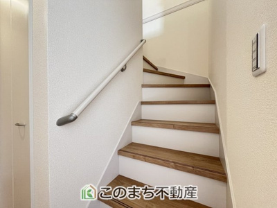 【設備】 | Livele Garden.S　第1佐野犬伏下町　3号棟 | 手すり付きで小さなお子様にも安心の階段スペースです☆
