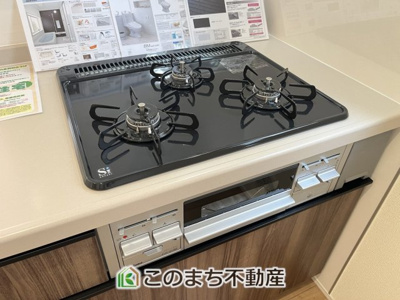 【キッチン】 | Livele Garden.S　第1佐野犬伏下町　3号棟 | 三ツ口コンロ採用で、同時調理もスムーズ◎！
