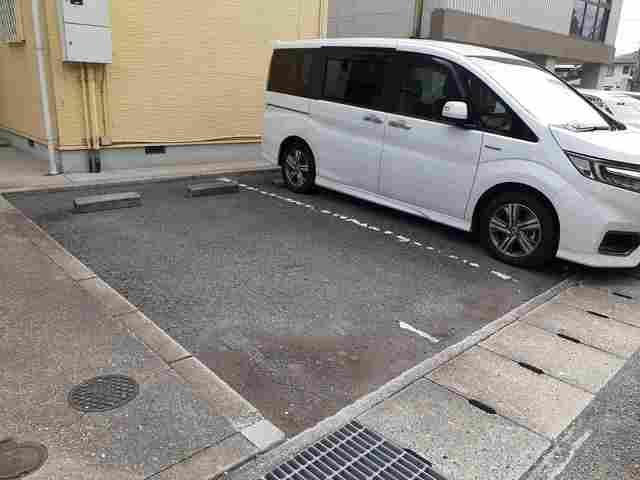 フラッツネオシティーの駐車場