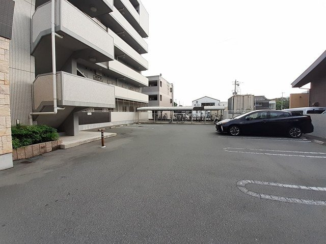 ポーシェガーデン２の駐車場