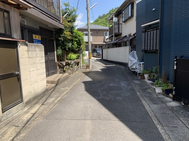 京都市左京区上高野大塚町　中古テラスハウスの前面道路含む現地写真