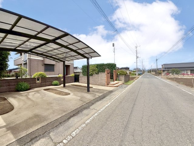 【中古戸建】太田市新田中江田の外観|■外観｜広々とした駐車スペースで楽々駐車可能！お買い物後もスムーズにお荷物を運べます♪