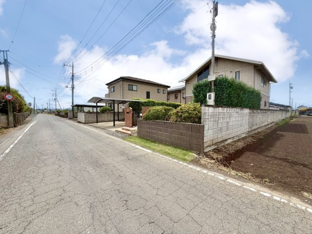 【中古戸建】太田市新田中江田の外観|■外観｜前面道路が広く見渡しが良いため、車の出入りやすれ違いもスムーズで日々の運転も安心して行えます♪