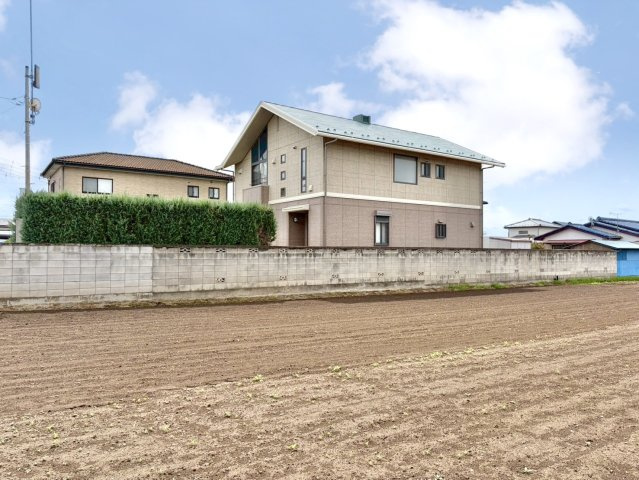 【中古戸建】太田市新田中江田の外観|■外観｜住宅街の中でも圧迫感が少なく、のびのびとした暮らしが叶う立地となっています。