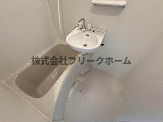 小金井市東町２丁目のアパートの浴室