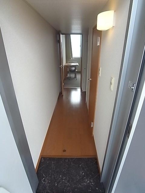 レオパレスメゾンドマルジュンの玄関