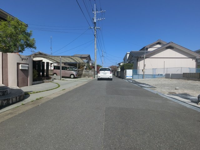 佐賀市若楠3丁目2期　2号棟の前面道路含む現地写真