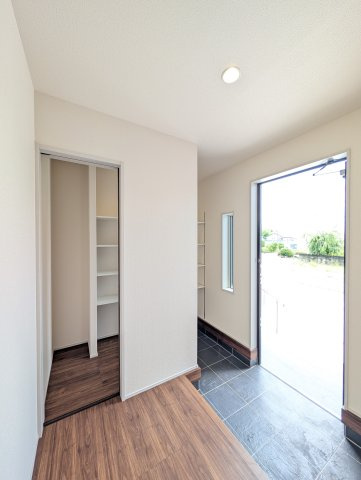 【玄関】 | リーブルガーデン.S高崎市箕郷町西明屋ー② | ウオークスルータイプのシューズインクローク♪