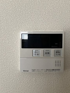 【設備】 | 第一荻島ユニティビル | キッチン壁面にお風呂の追い炊きスイッチ有。