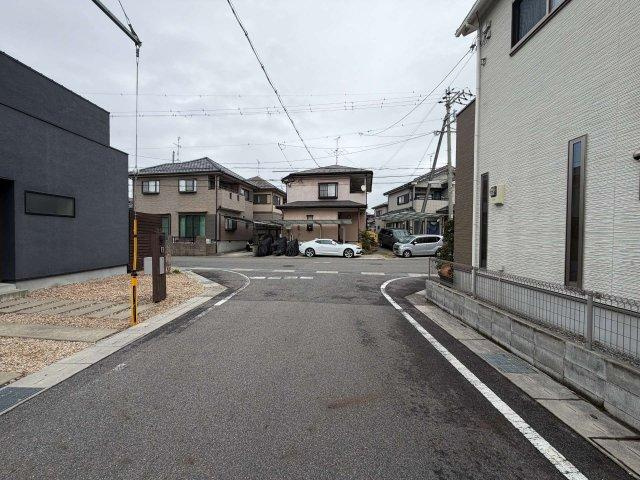 近江八幡市古川町　中古戸建の前面道路含む現地写真