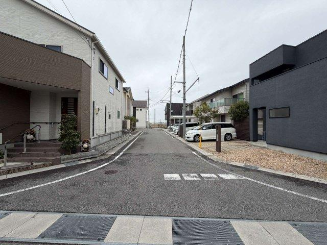 近江八幡市古川町　中古戸建の前面道路含む現地写真