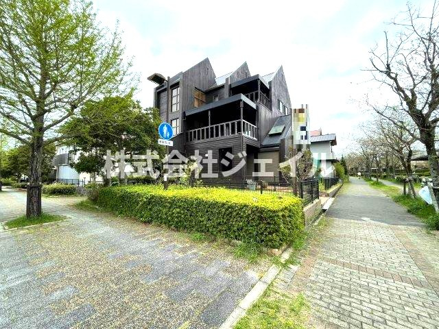 中古戸建　三田市あかしあ台５丁目の前面道路含む現地写真
