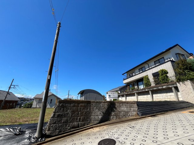 横浜市青葉区大場町　土地の前面道路含む現地写真