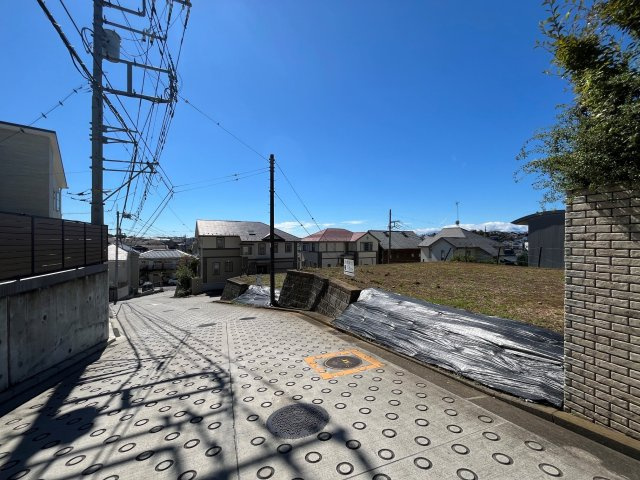 横浜市青葉区大場町　土地の前面道路含む現地写真