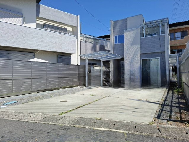 売中古戸建　静岡市葵区古庄６丁目の駐車場|玄関に近い位置に駐車場があれば、重い買い物袋や子供用品の移動が非常に楽になります。