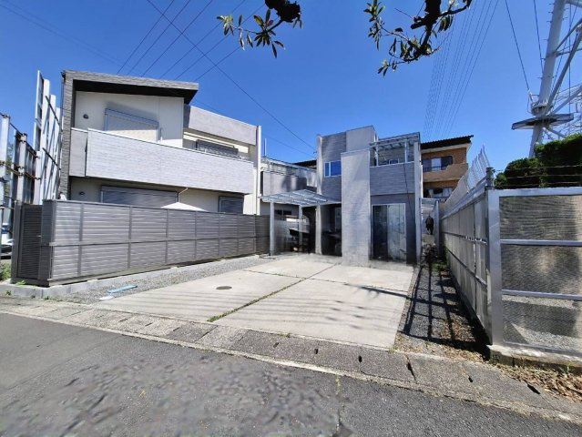 売中古戸建　静岡市葵区古庄６丁目の前面道路含む現地写真|家と道路の距離があるため、交通音が響きにくく生活空間への影響が少ないです！
