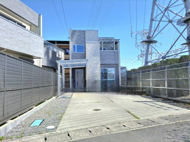 売中古戸建　静岡市葵区古庄６丁目の外観|前面の道路が15.9ｍあるので、向かいの建物との距離が保たれ、日当たりや通風が確保されやすい環境です