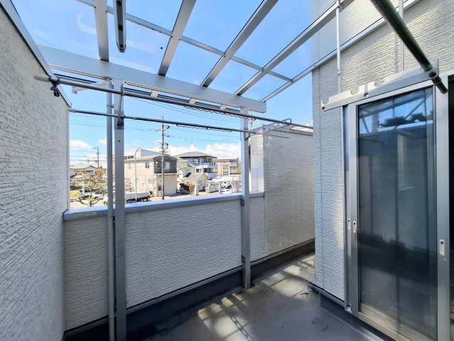 売中古戸建　静岡市葵区古庄６丁目のバルコニー|日差しを遮らない屋根のおかげで、お部屋に日差しも入りますし、雨や砂ぼこりなどから洗濯物を守れますね！
