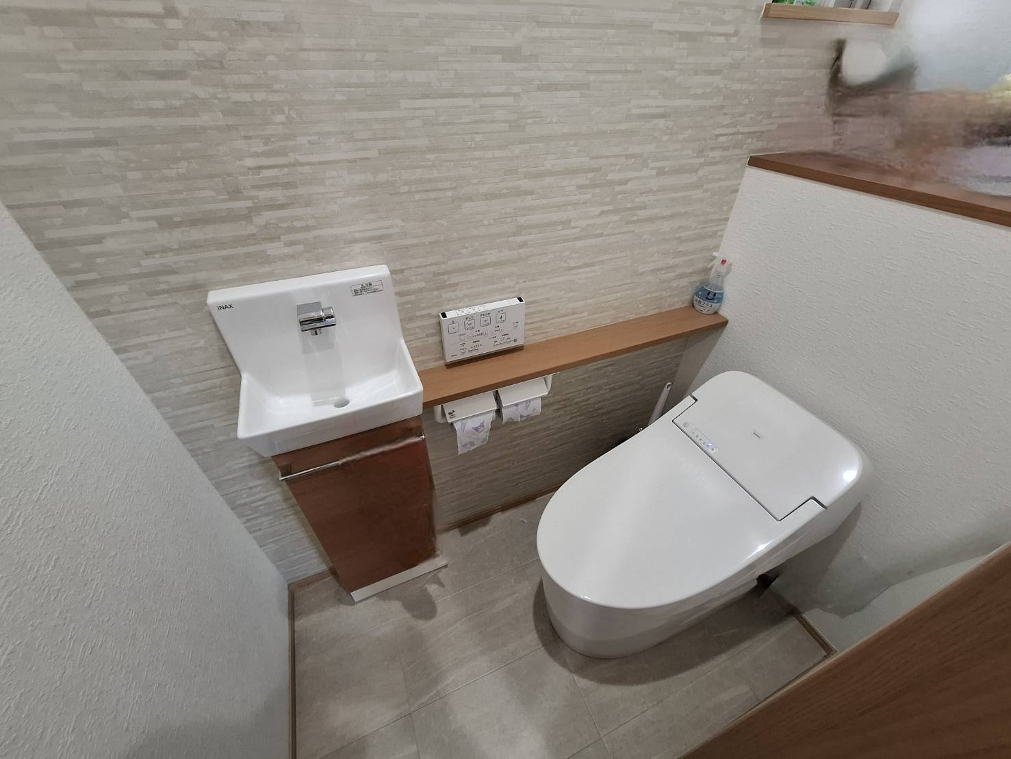 売中古戸建　静岡市葵区古庄６丁目のトイレ|手洗器があります。衛生的なメリットだけでなくデザイン性があるので、インテリア性が高まりお洒落な空間に