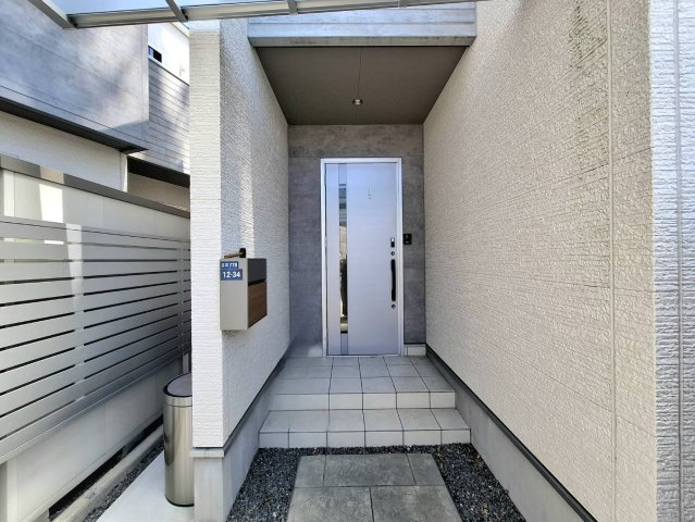 売中古戸建　静岡市葵区古庄６丁目の玄関|玄関が少し奥まっているので通りからの視線が届きにくくプライバシーが守られます。