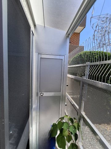 売中古戸建　静岡市葵区古庄６丁目の収納|デッキから出入りできる倉庫。普段使わない季節ものなどを収納したり居住空間が片付き快適に生活ができます