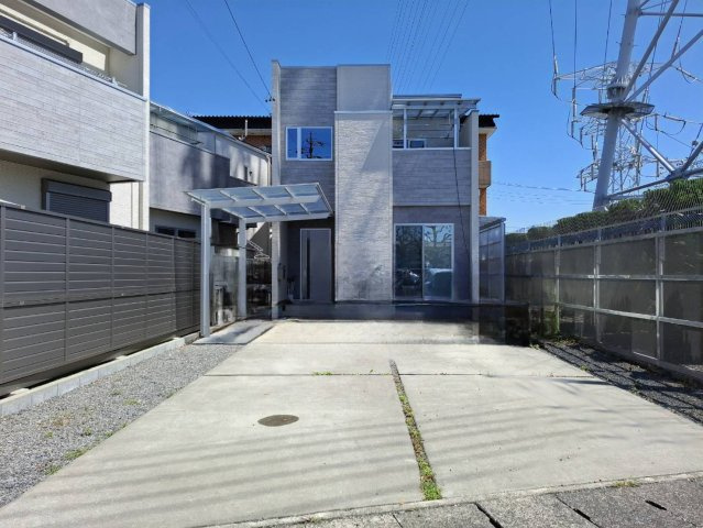 売中古戸建　静岡市葵区古庄６丁目の外観|家の前には５台駐車可の駐車場があります！家の敷地に5台分確保するのは中々難しいですよね。