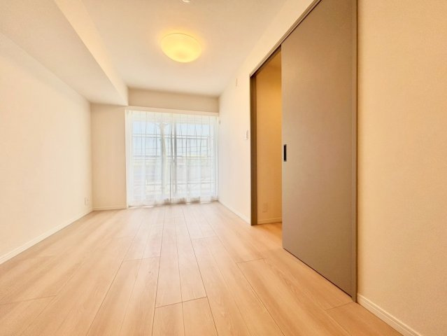 エクセルシオール新桜台の洋室|白を基調としたお部屋は光を反射するため、お部屋が明るく美しく見えますね！

現地ご見学希望・資料請求などお気軽にお問い合わせ下さい！
03-5990-5201