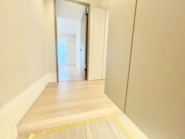 エクセルシオール新桜台の玄関|玄関横にはシューズボックスがついているため、片付いた玄関がキープできます！

現地ご見学希望・資料請求などお気軽にお問い合わせ下さい！
03-5990-5201