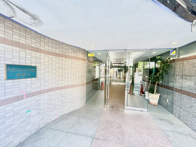 エクセルシオール新桜台のエントランス|オートロック・防犯カメラあり！

現地ご見学希望・資料請求などお気軽にお問い合わせ下さい！
03-5990-5201