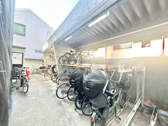 エクセルシオール新桜台の駐車場|駐輪場あり

現地ご見学希望・資料請求などお気軽にお問い合わせ下さい！
03-5990-5201