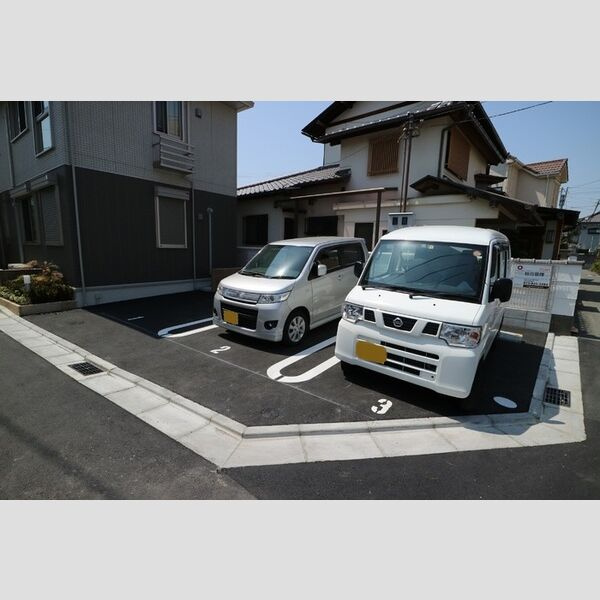オレンジコートの駐車場