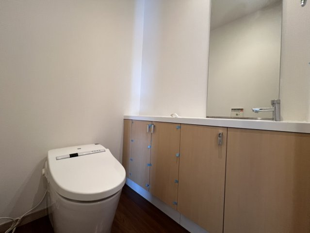 トイレの収納もたっぷりです