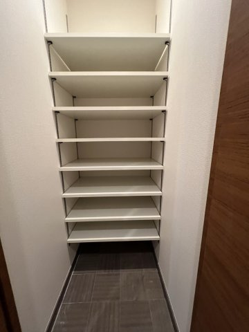 こちらはウォークインシューズクローゼットです